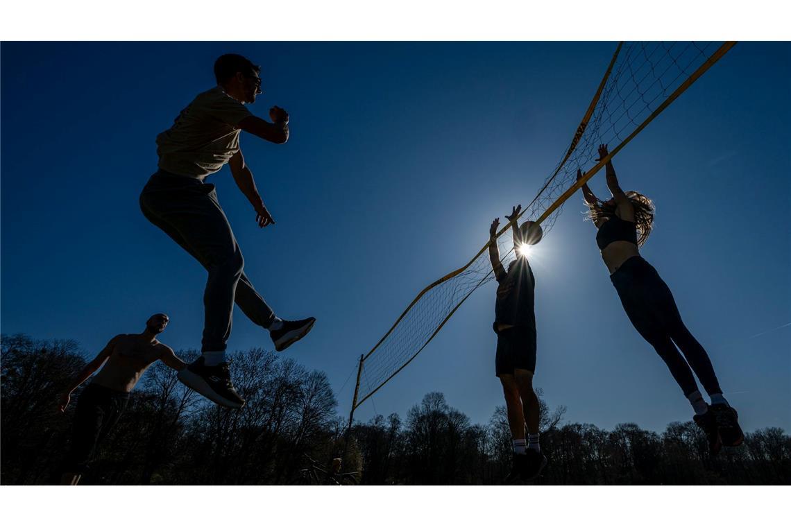 Volleyball unter blauem Himme