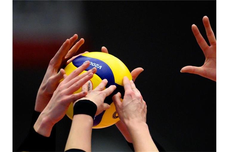 Volleyballspielerinnen am Ball. Foto: Robert Michael/dpa-Zentralbild/dpa/Symbolbild