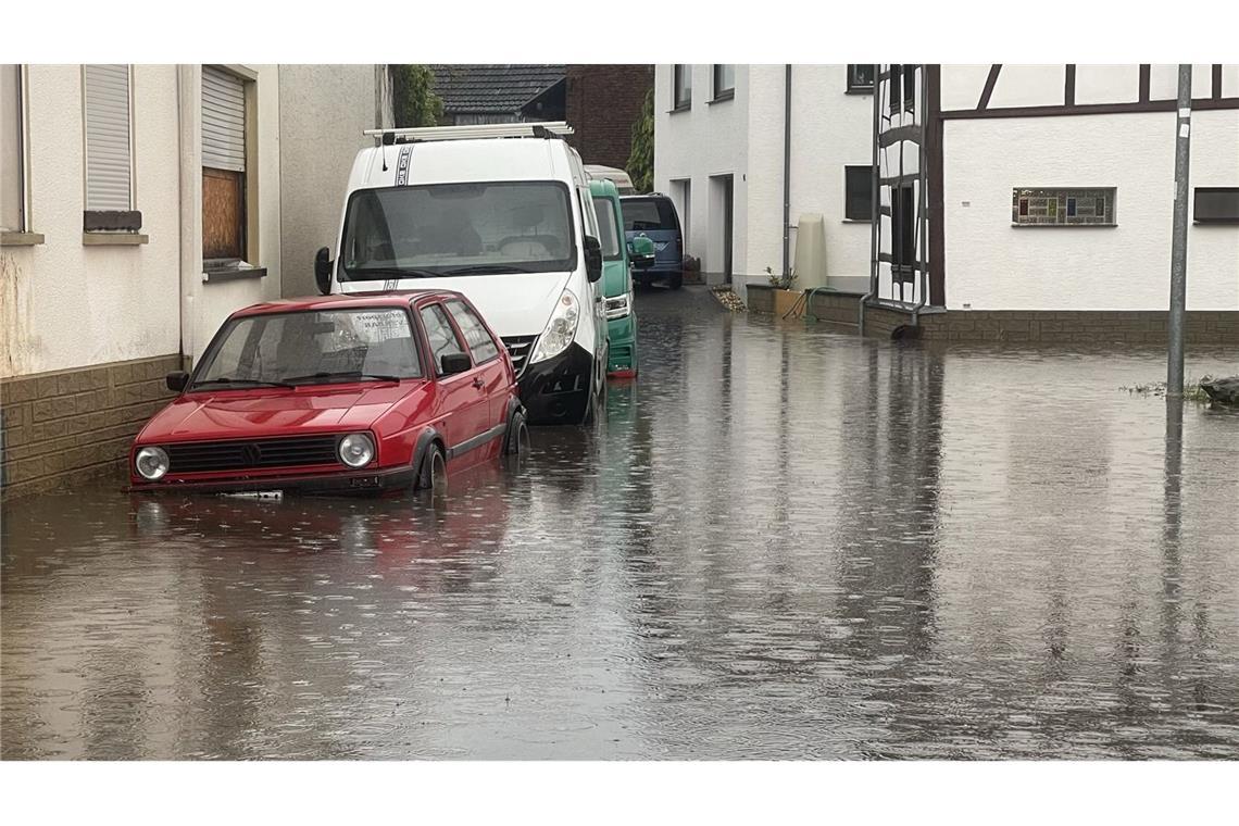 Unwetter sorgt für Überschwemmungen Vollgelaufene Keller und Straßen unter Wasser: Ein Unwetter hat in Nordrhein-Westfalen für Überschwemmungen gesorgt.
