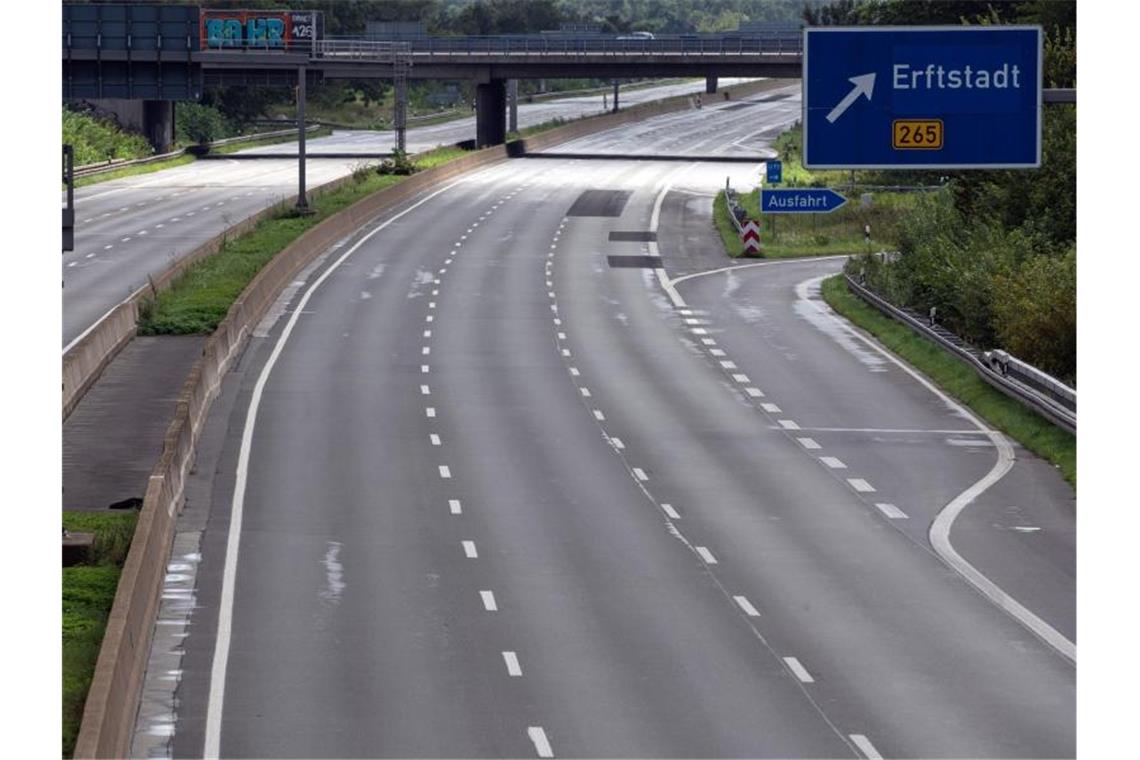 Umweltministerin kann sich autofreie Sonntage vorstellen Vollkommen leer ist die gesperrte Autobahn 61. Foto: Federico Gambarini/dpa/Symbolbild