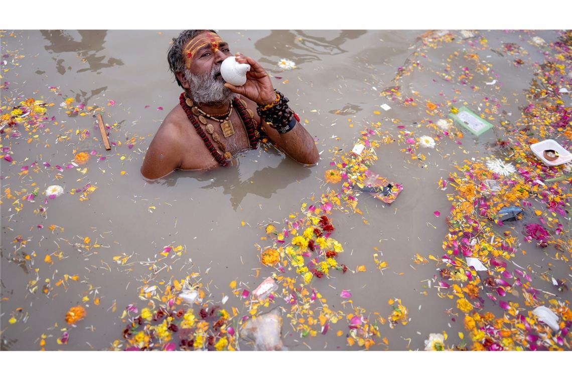 Vollmondritual am Sangam: Sadhu bläst Muschelhorn