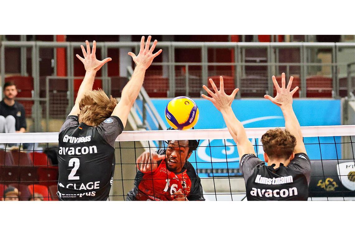 Auf dem richtigen Weg Volltreffer: Neuzugang Nyherowo Omene (Mitte) punktet für die Barock Volleys MTV Ludwigsburg.