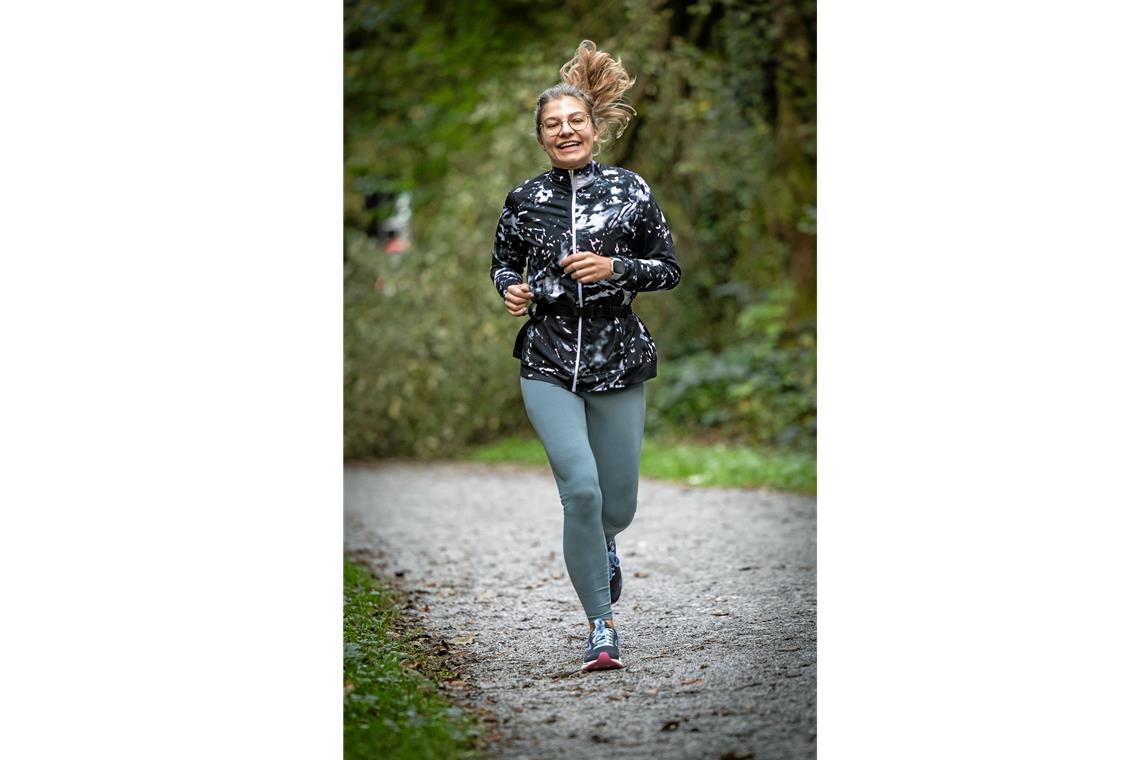 Der lange Weg zum Ziel Silvesterlauf Volontärin Carolin Aichholz läuft jetzt – und hat auch fünf Wochen nach dem Einstieg immer noch viel Spaß daran. Foto: Alexander Becher