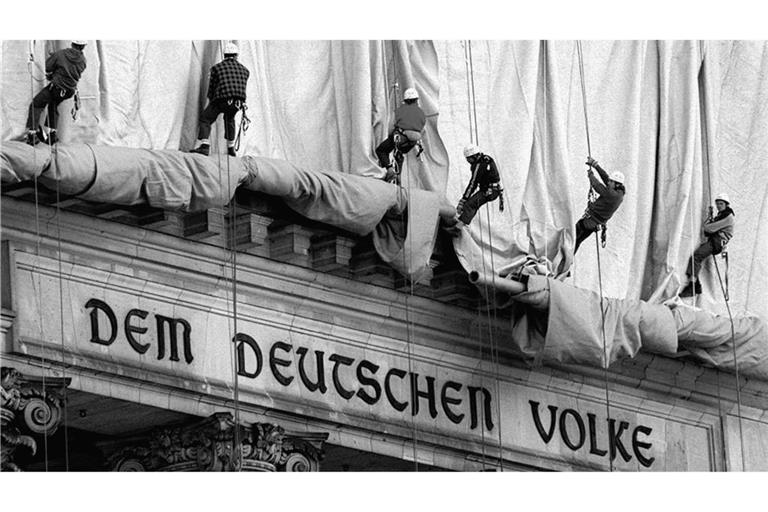 Vom 24. Juni bis zum 7. Juli 1995 verschwand das Gebäude unter 100.000 Quadratmetern silbrig schimmernden Stoffs.