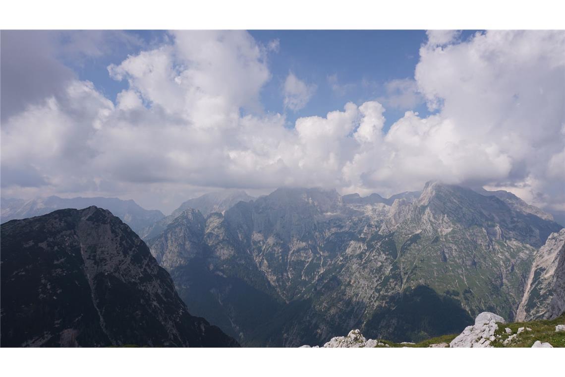 Wetterkapriolen: In Slowenien schneit es mitten im Sommer Vom 2864 Meter hohen Triglav, Sloweniens höchstem Gipfel, hat man einen fantastischen Panoramablick auf die Bergwelt der Julischen Alpen (Archivbild).