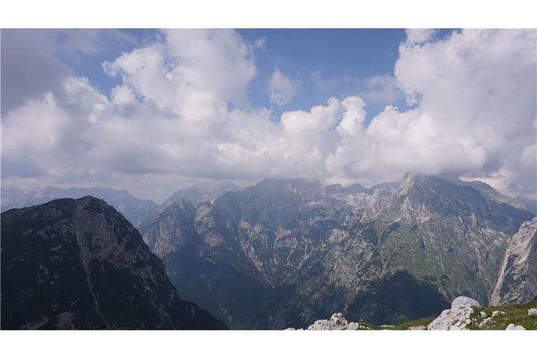 Vom 2864 Meter hohen Triglav, Sloweniens höchstem Gipfel, hat man einen fantastischen Panoramablick auf die Bergwelt der Julischen Alpen (Archivbild).