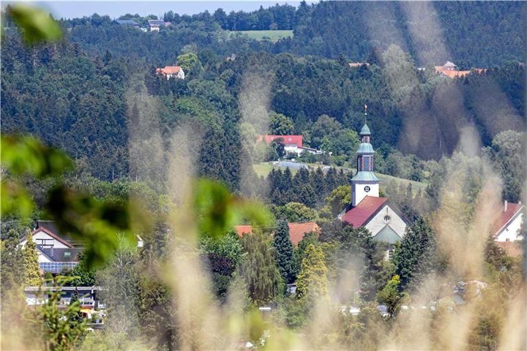 Vom Aussichtspunkt Haube bei Lutzenberg hat man einen wunderbaren Blick auf Althütte. Archivfoto: Alexander Becher