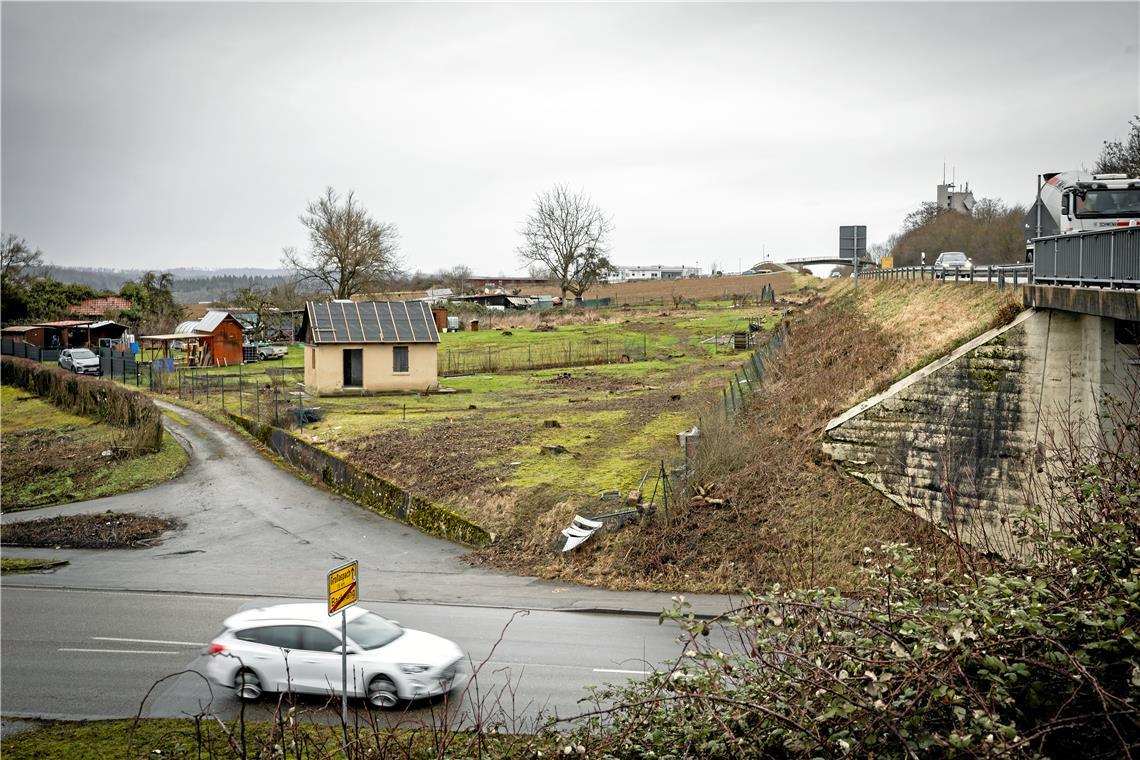 Vom Autobahnzubringer aus soll ein Weg quer durch den inzwischen aufgelösten Teil der Kleingartenanlage zum Schützenhaus führen. Dann kann die Brücke beim Wasserturm abgerissen und verbreitert werden. Geht es nach dem Willen der Schützen, dann sollen entlang dieser Straße Parkplätze für sie und das Restaurant Santa Lucia entstehen. Foto: Alexander Becher