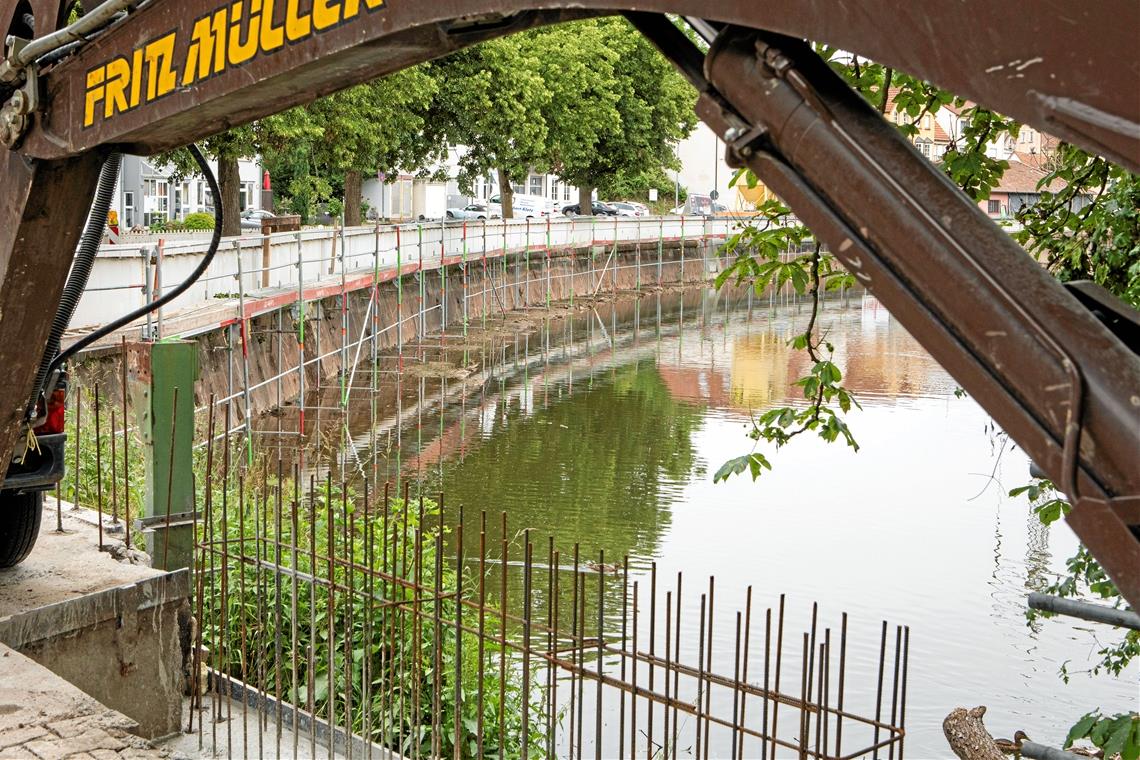 Vom Biegelwehr bis fast zur Sulzbacher Brücke entsteht derzeit in Backnang eine neue und höhere Hochwasserschutzmauer. Foto: A. Becher