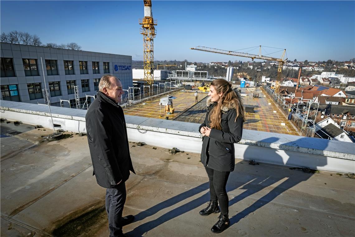 Vom Dach des Nachbargebäudes haben Architekt Ulrich Bauer und Pressesprecherin Viktoria Kirstein die Baustelle auf dem Tesat-Gelände im Blick. Foto: Alexander Becher