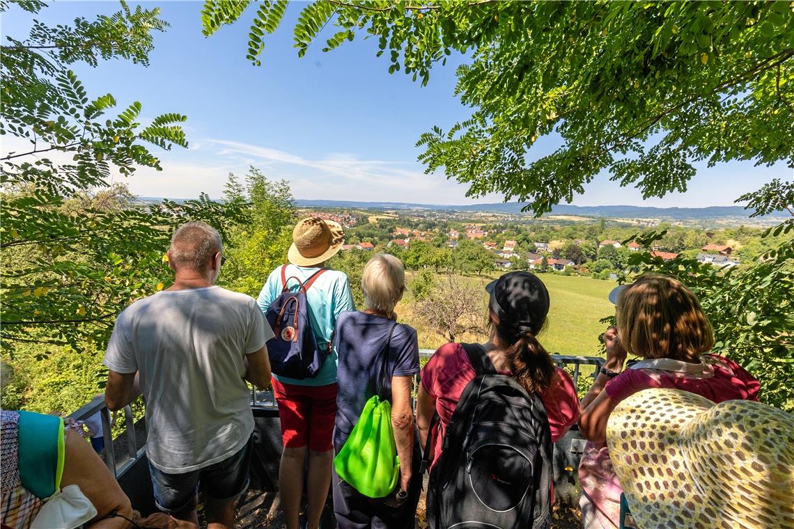 BKZ-Wandertag in Allmersbach im Tal: Auf dem Millionensträßle durch den Wald Vom ehemaligen Wasserturm, der die seinerzeit eigenständige Gemeinde Heutensbach versorgte, hatten die Teilnehmer der BKZ-Wanderung durch die Gemeinde Allmersbach im Tal einen wunderbaren Ausblick auf das Umland. Fotos: Alexander Becher