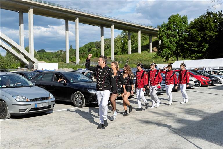 Vom Einmarsch an ein Siegeszug: Das Hofbräu-Regiment begeistert mit seinem Auftritt auf dem Etzwiesenparkplatz. Fotos: J. Fiedler