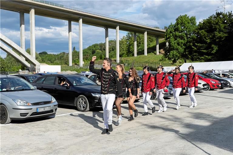 Vom Einmarsch an ein Siegeszug: Das Hofbräu-Regiment begeistert mit seinem Auftritt auf dem Etzwiesenparkplatz. Fotos: J. Fiedler