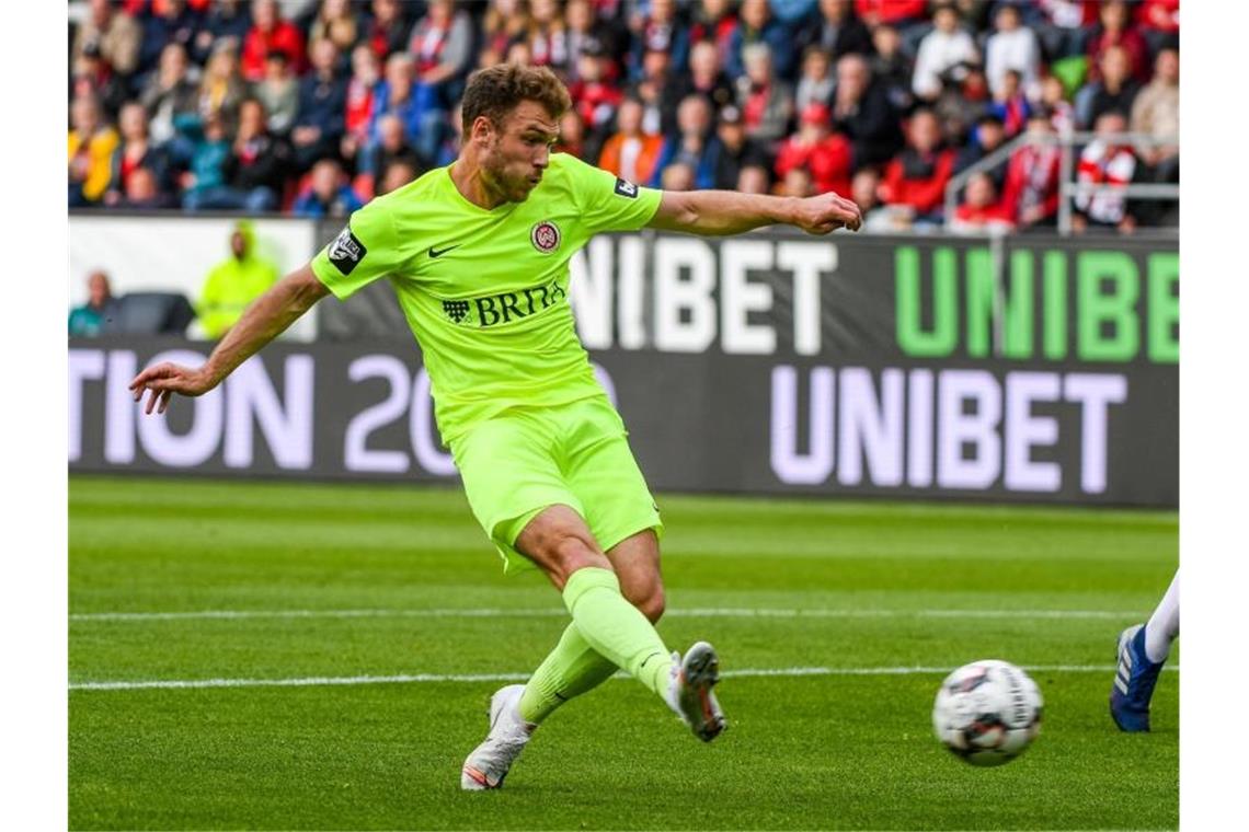Wehen Wiesbaden schockt Ingolstadt im Relegationskrimi Vom Elfmeterpunkte brachte Maximilian Dittgen die Gäste aus Wiesbaden wieder mit 2:1 in Führung. Foto: Armin Weigel