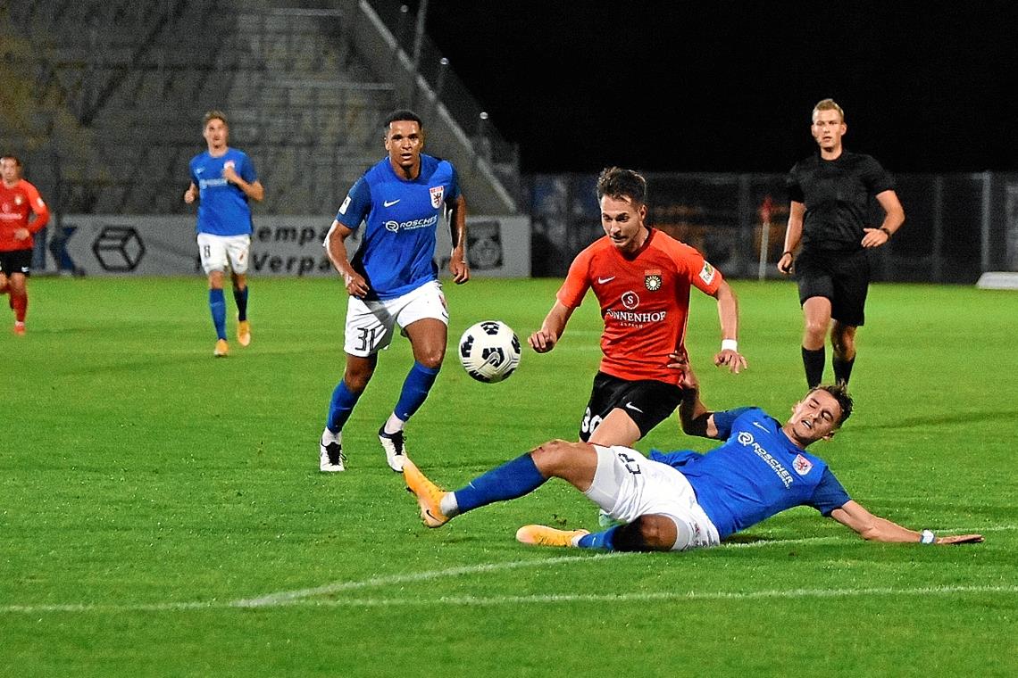 Vom FC Gießen ausgebremst. David Tomic (rotes Trikot). Statt des erhofften Sieges gab es für Aspach nur ein 1:1. Foto: T. Sellmaier