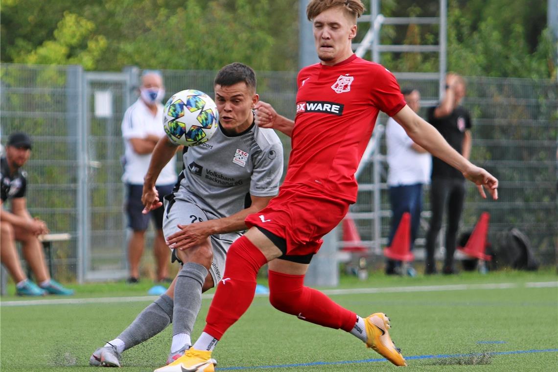 Aufsteiger Backnang wacht zu spät auf Vom Freiburger FC ausgebremst: Niklas Pollex (links) und die TSG. Das 1:2 bedeutete für Backnang die erste Saisonniederlage. Foto. A. Hornauer