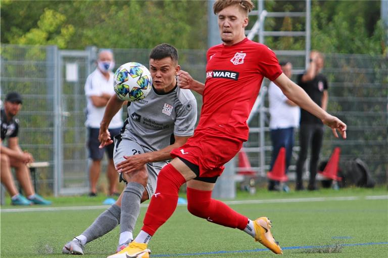 Vom Freiburger FC ausgebremst: Niklas Pollex (links) und die TSG. Das 1:2 bedeutete für Backnang die erste Saisonniederlage. Foto. A. Hornauer
