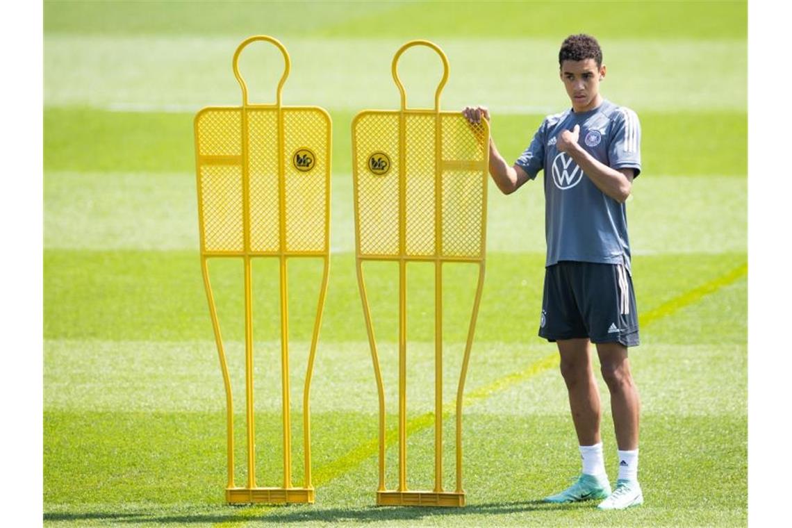 Vom Frischling im DFB-Team wird in Zukunft viel erwartet: Jamal Musiala beim Aufwärmen. Foto: Christian Charisius/dpa