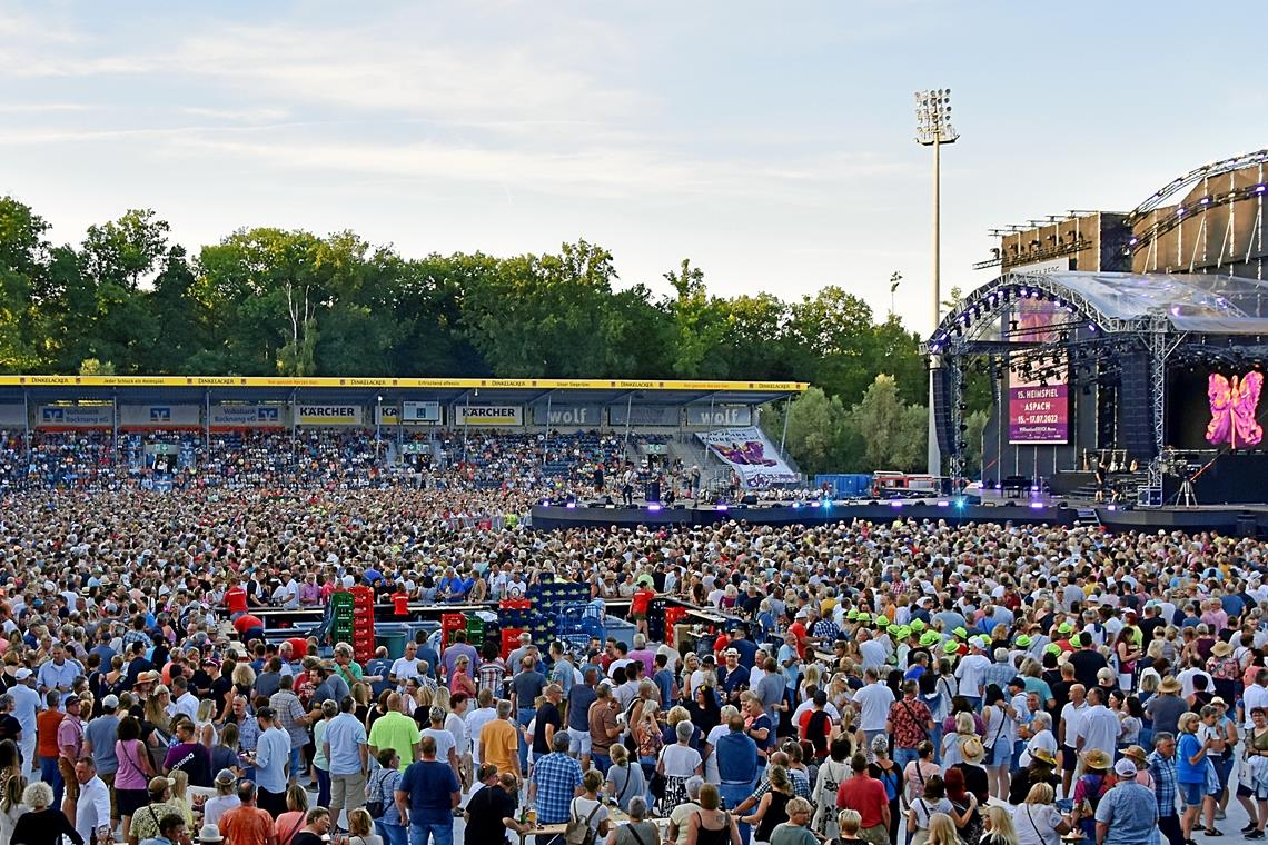 Andrea-Berg-Konzert: Mit der Spidercam über die Fans Vom Heimspiel erprobt, aber in etwas verändertem Look wird die Bühne diesmal erscheinen. Foto: Tobias Sellmaier