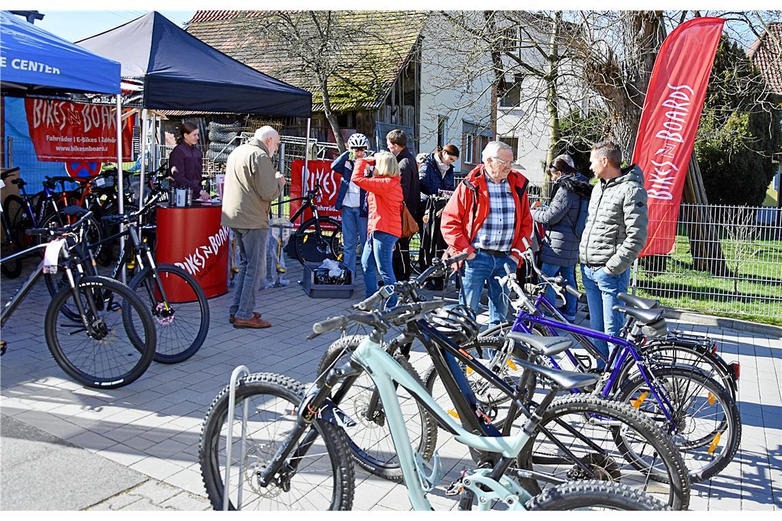 Vom hochwertigen E-Bike bis hin zum Fünf-Euro-Tretroller ist bei der Radbörse in Waldrems so ziemlich das gesamte Spektrum vertreten.