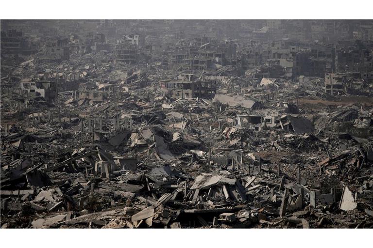 Vom israelischen Militär zerstörte Gebäude liegen in Trümmern im Viertel Shijaiya in der Stadt Gaza, während einer von der israelischen Armee organisierten Tour für Journalisten. (FOTO UNTER AUFSICHT DER IDF AUFGENOMMEN UND VOM MILITÄRZENSOR GEPRÜFT.)