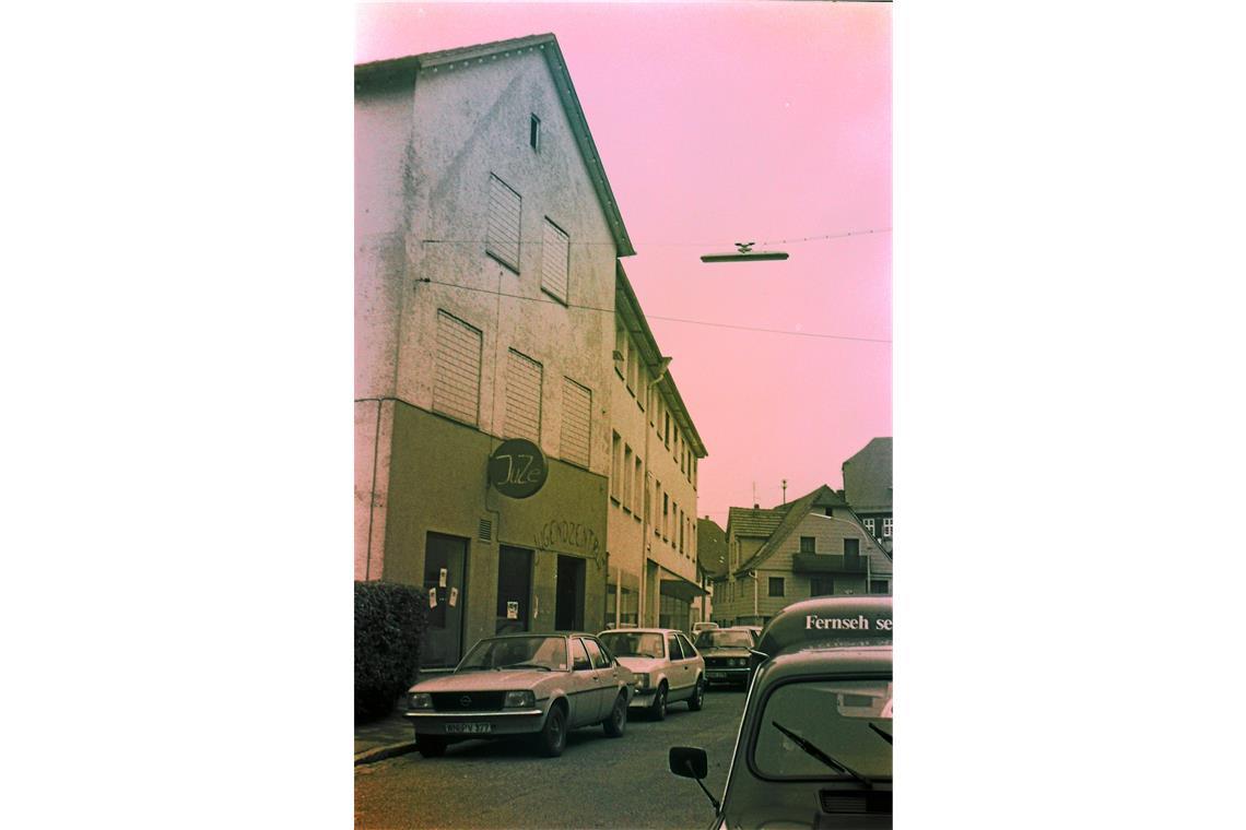 Nachtleben in Murrhardt: Legendäre Sessions und Gestalten Vom Jugendzentrum, hier eine Aufnahme aus den Anfängen in der Grabenstraße, ging es für Nachtschwärmer oft noch zu weiteren Stationen. Foto: MZ-Archiv