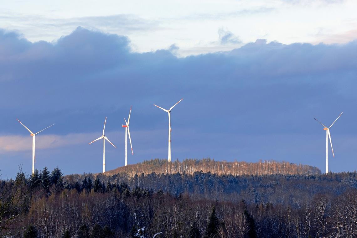 Wolkig bis heiter und eine Prise Sturm Vom Juxkopf aus bieten sich bei kühlem und sonnigem Februarwetter schöne Aussichten über den Schwäbischen Wald. Foto: A. Becher