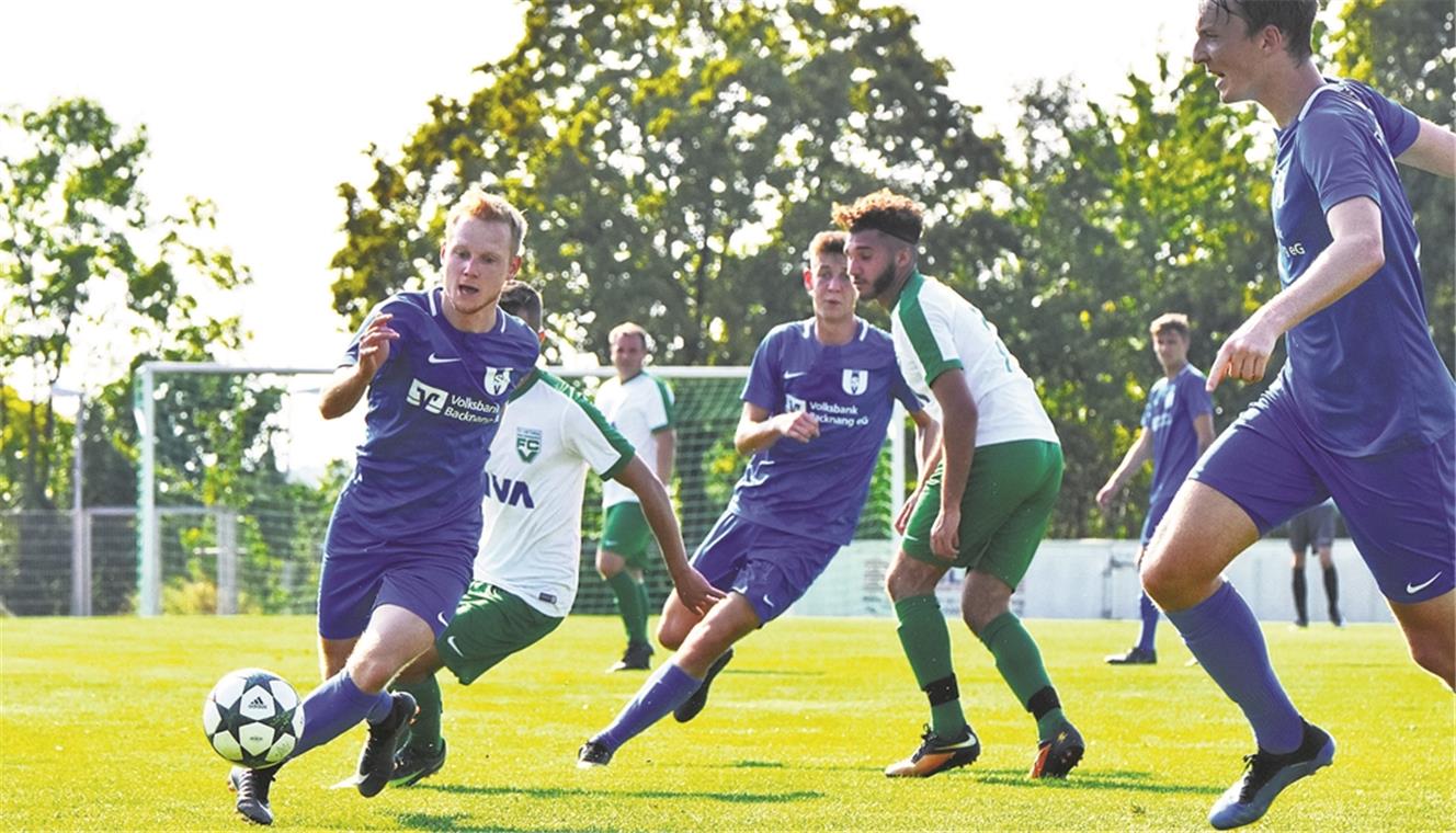 Wenig Überraschungen Vom Nachbarn FC Viktoria Backnang nicht zu stoppen: Simon Lindemann und der SVU (blaue Trikots). 6:0 gewann die Täles-Elf.Foto: T. Sellmaier