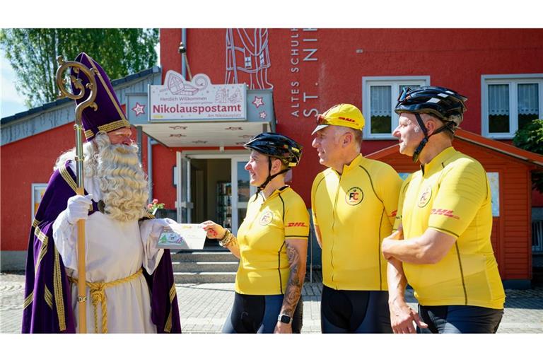 Vom Nikolaus nehmen die Radfahrer beim Start ihrer langen Tour Post für den Weihnachtsmann in Lappland entgegen.