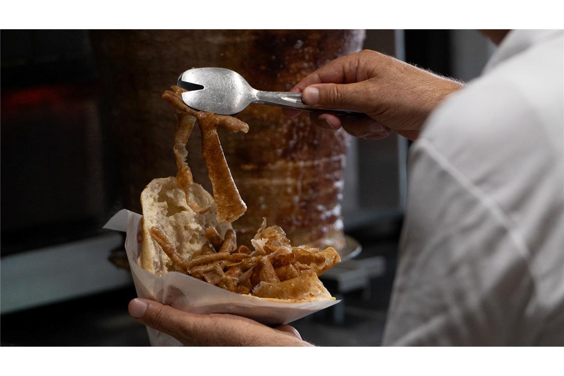 Vom Spieß ins Brot: Ein Mann bereitet einen Döner zu. (Archivbild)