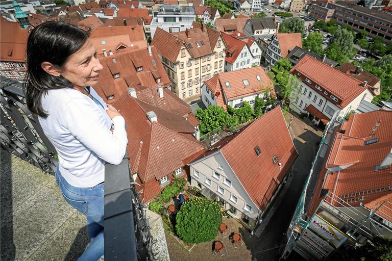 Vom Stadtturm aus blickt Sabine Feinauer auf die Gaststätte Zur Uhr. Seit 43 Jahren gehört die Einkehr bei Mitzu jeden Samstag nach dem Marktbesuch zur geliebten Routine. Dort trifft sich die 65-Jährige mit ihrer Freundesclique. Fotos: Alexander Becher