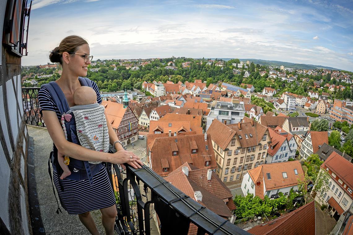 Kerstin Friedrich im Turmgespräch: „Ich dränge mich nicht in den Vordergrund“ Vom Stadtturm aus könnte Kerstin Friedrich ihrem Ehemann zuwinken, dessen Büro im Rathaus ist. Fotos: Alexander Becher