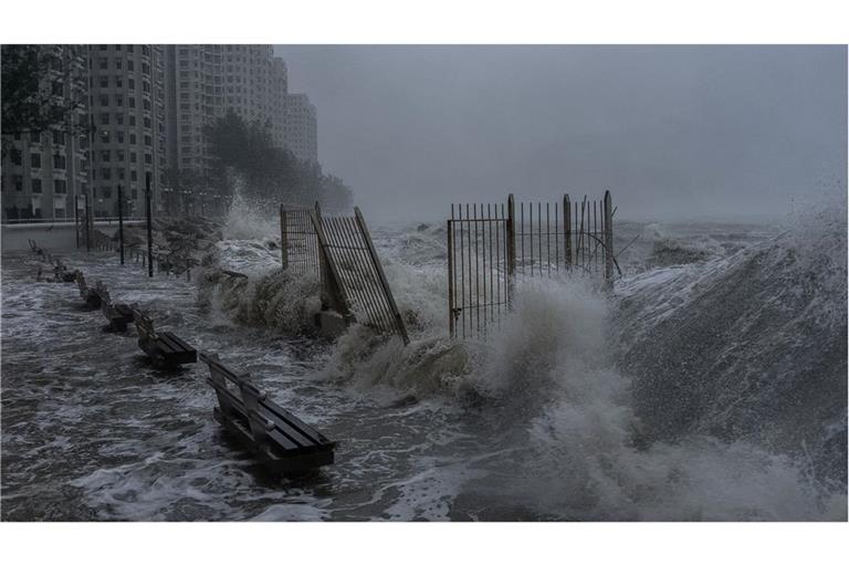 Vom Sturm aufgepeitschte Wellen schlagen gegen die Uferpromenade im Hongkonger Stadtteil Heng Fa Chuen.