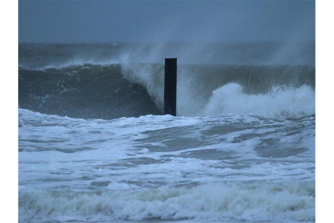 Vom Sturm aufgepeitschte Wellen türmen sich vor dem Norderneyer Strand „Am Cornelius“ auf. Foto: Volker Bartels/dpa