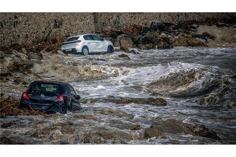 Vom Sturm weggespülte Autos auf der Insel Rhodos in Griechenland. Bei den Unwettern kam ein Mann zu Tode.