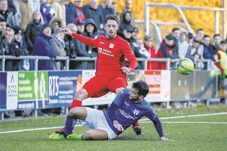 Vom Trainer in Ilshofen mal wieder in die Startelf beordert: Giosue Tolomeo. Evangelos Sbonias nutzt die Breite des Kaders.Foto: A. Becher