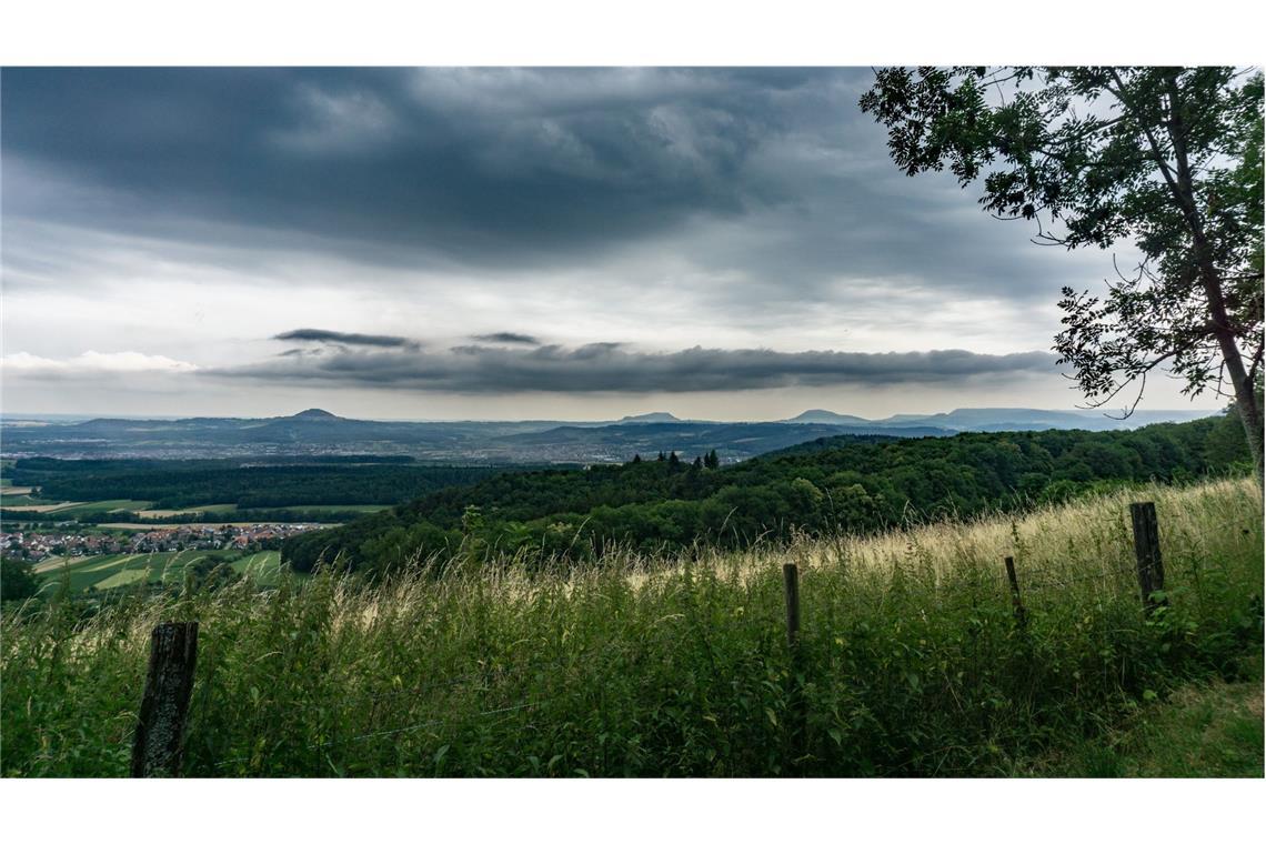 Vom Wanderweg unterhalb des Wasserberghauses hat man einen fantastischen Blick auf die drei Kaiserberge – und in diesem Fall auch auf  Gewitterberge.