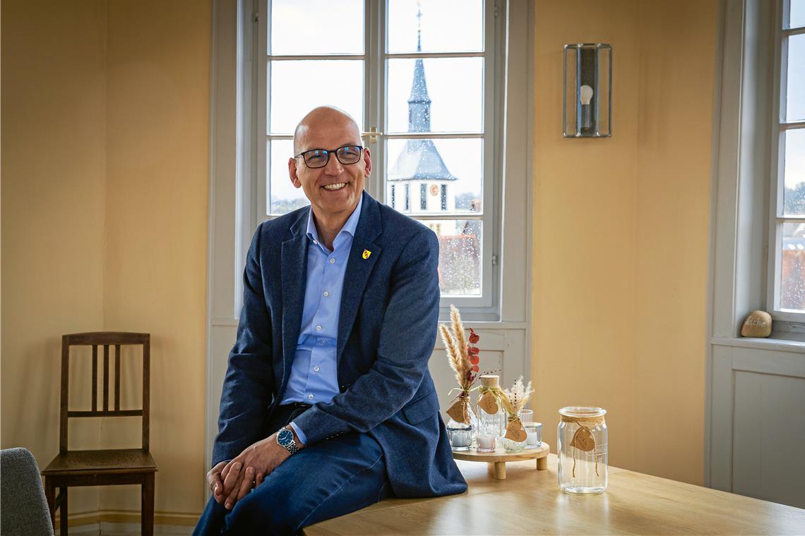 Vom Wasserschloss aus kann Oppenweilers Bürgermeister Bernhard Bühler einige Projekte sehen, die er mitgestaltet hat. Foto: Alexander Becher