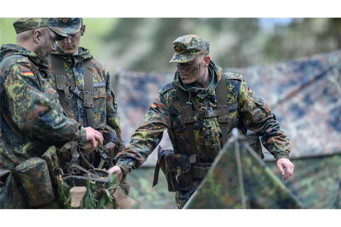 Vom Altenheim zum Reservisten: Ex-Zivis melden sich zum Bund Vom "Zivi" zum Heimatschutz - Verweigerer melden sich nachträglich für die Bundeswehr (Symbolbild).