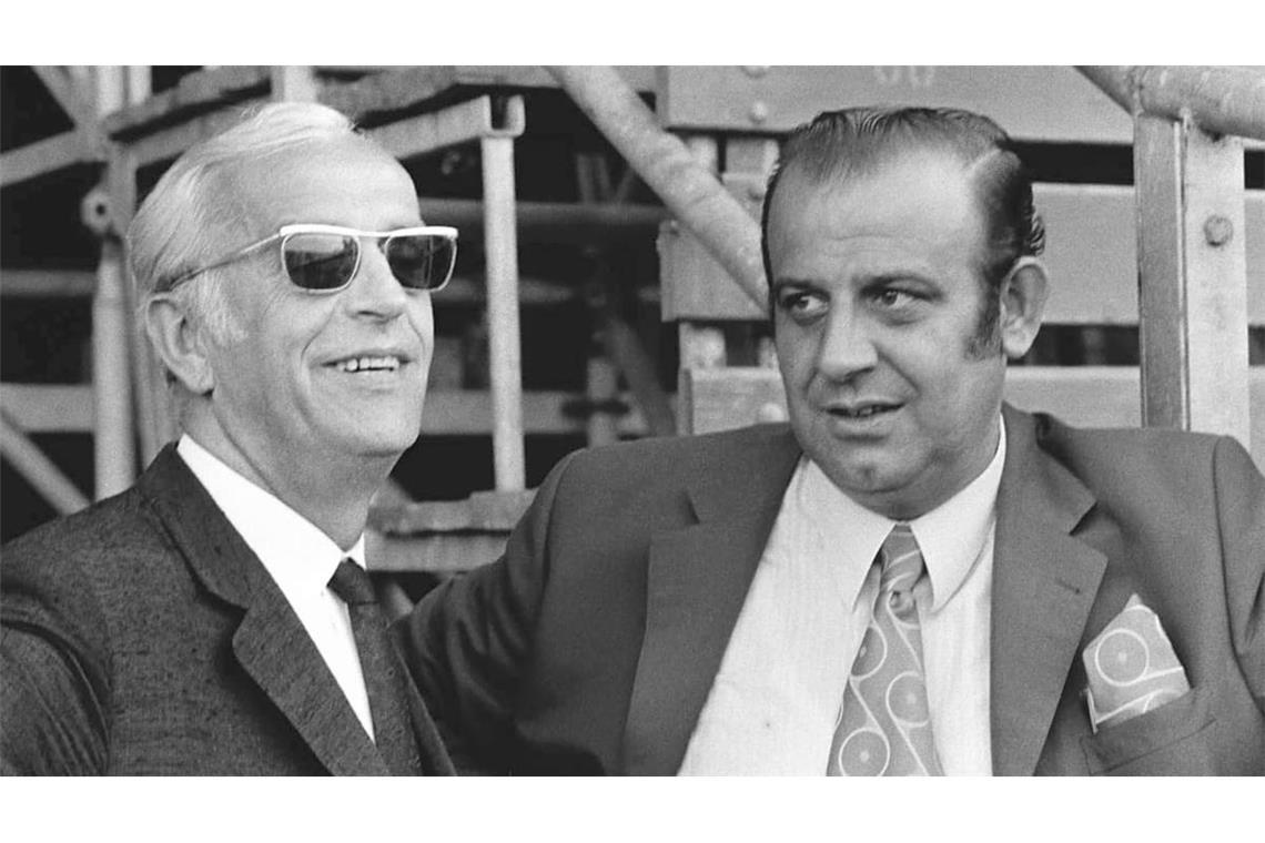 Von 1969 bis 1975 bekleidete der Verleger Hans Weitpert (links) das Amt des VfB-Präsidenten. Übernommen hatte er das Amt von Dr. Fritz Walter, unter dem der VfB zweimal Deutscher Meister wurde und einmal den DFB-Pokal gewann. Sportlich anknüpfen an den Erfolg seines Vorgängers konnte „Lila-Hans“, wie ihn aufgrund seiner gefärbten Haare manch ein Fan nannte, nie. Stattdessen fand sich der VfB nach seiner Amtszeit in der Zweiten Liga wieder.
