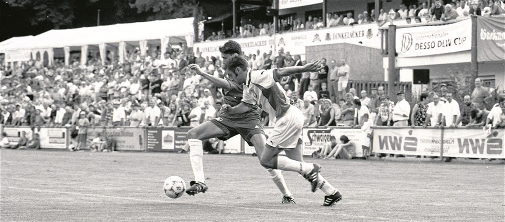 Stars gaben sich die Klinke in die Hand Von 1995 bis 2001 Publikumsmagnet: Der Desso DLW Cup. Attraktive Einlagespiele wie im Sommer 1999 gegen den deutschen Vizemeister Leverkusen und ein hochklassiges Turnierfeld waren Markenkern der mehrtägigen Veranstaltung. Duelle mit Fußballstars wie Thomas Brdaric (am Ball) waren nicht nur für Spieler wie Klaus Petz reizvoll, sie lockten auch Tausende Fans in den Fautenhau. Fotos: B. Strohmaier