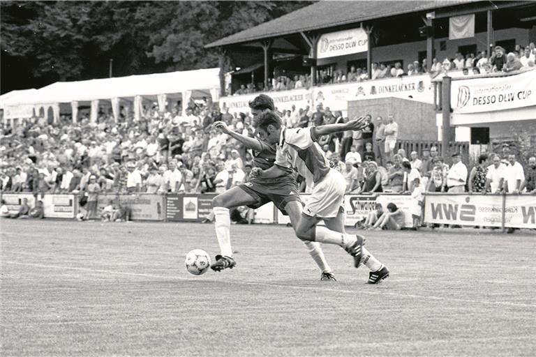 Von 1995 bis 2001 Publikumsmagnet: Der Desso DLW Cup. Attraktive Einlagespiele wie im Sommer 1999 gegen den deutschen Vizemeister Leverkusen und ein hochklassiges Turnierfeld waren Markenkern der mehrtägigen Veranstaltung. Duelle mit Fußballstars wie Thomas Brdaric (am Ball) waren nicht nur für Spieler wie Klaus Petz reizvoll, sie lockten auch Tausende Fans in den Fautenhau. Fotos: B. Strohmaier