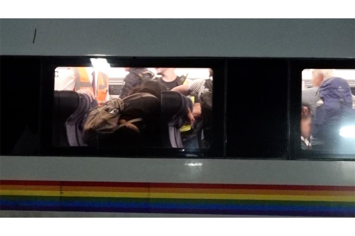Von 200 auf 0: Weil sich an diesem ICE in Unterfranken bei voller Fahrt eine Tür öffnete, leitete der Zugführer einen Nothalt ein. Die Passagiere mussten am Eingang eines Tunnels den Zug verlassen.