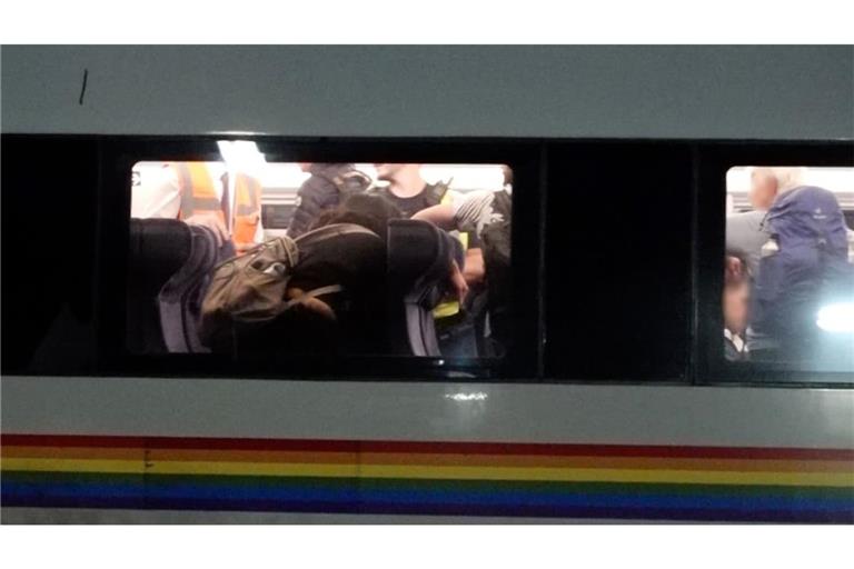 Von 200 auf 0: Weil sich an diesem ICE in Unterfranken bei voller Fahrt eine Tür öffnete, leitete der Zugführer einen Nothalt ein. Die Passagiere mussten am Eingang eines Tunnels den Zug verlassen.