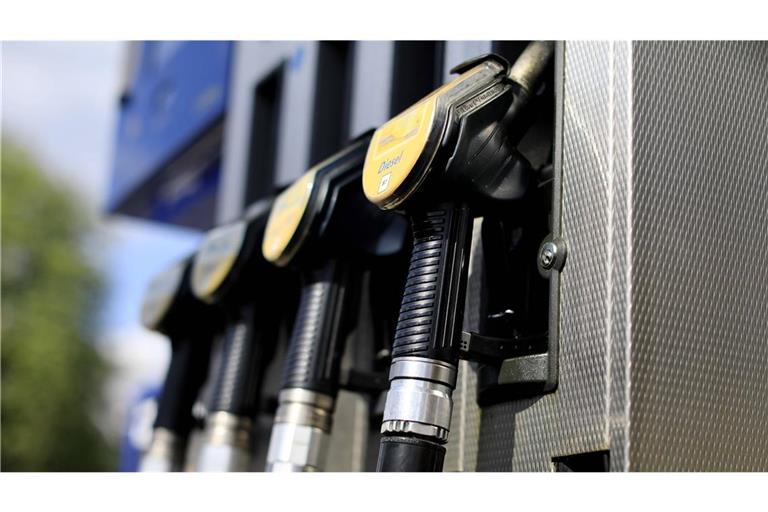 Von Anfang Mai bis Ende Juni werden die Steuern auf Diesel und Benzin gesenkt (Symbolbild).