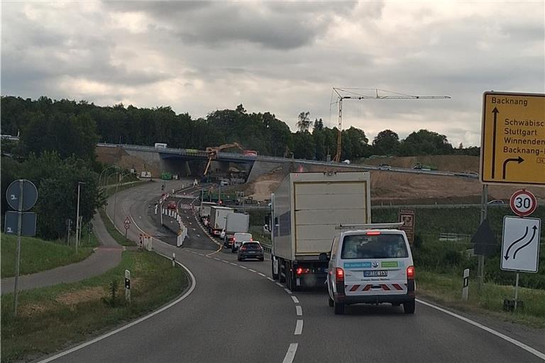 Von Aspach her staut sich der Verkehr. Aber mehr als fünf Minuten mehr als üblich muss kein Verkehrsteilnehmer einplanen. Foto: privat