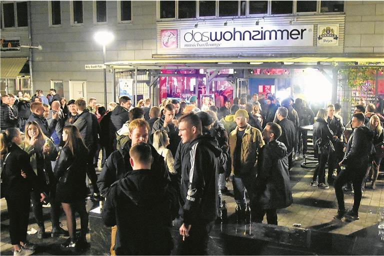 Von Bars wie dem Wohnzimmer über das Straßenfest in Backnang bis hin zur Shisha-Bar oder zu Dorffesten wie dem Schlossfest in Ebersberg – ganz ohne Partyspots steht die Jugend in Backnang und Umgebung nicht da. Fotos: Alexander Becher/Tobias Sellmaier