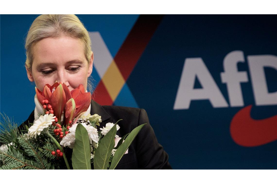 AfD setzt auf Weidel für den Wahlkampf Von Co-Parteichef Tino Chrupalla gab es Blumen. Er tritt für den Wahlkampf einen Schritt zurück.