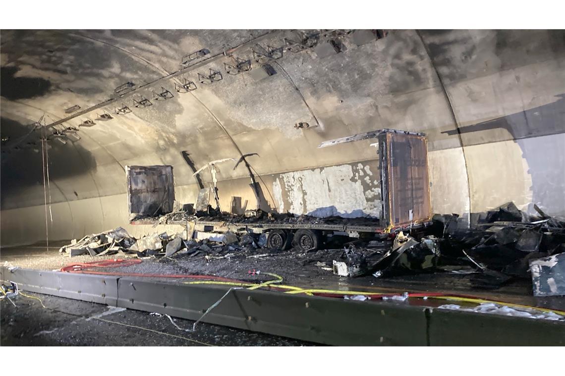 Lkw mit Kühlschränken brennt in Autobahntunnel