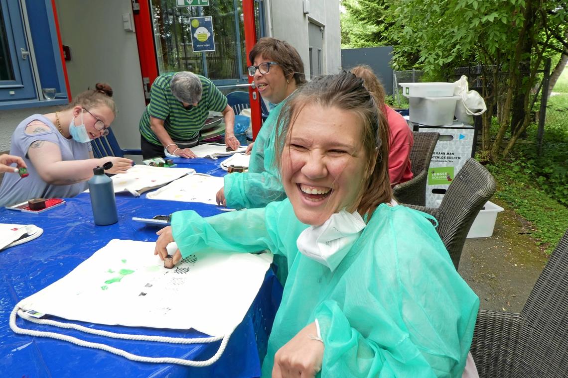 Von den Angeboten der Mode-Mitmachbox am besten gefallen hat allen Teilnehmern das selbstständige Gestalten und Bedrucken von Stoffbeuteln. Foto: Diakonie Stetten